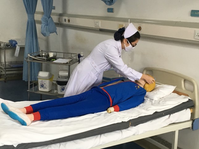 护士为模拟患者吸氧